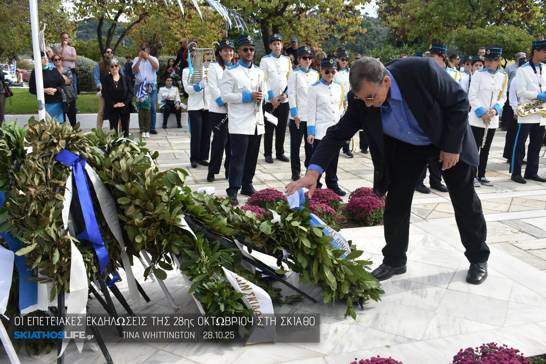 Φωτορεπορτάζ & Video από την Κατάθεση Στεφάνων στο Ηρώων της Σκιάθου
