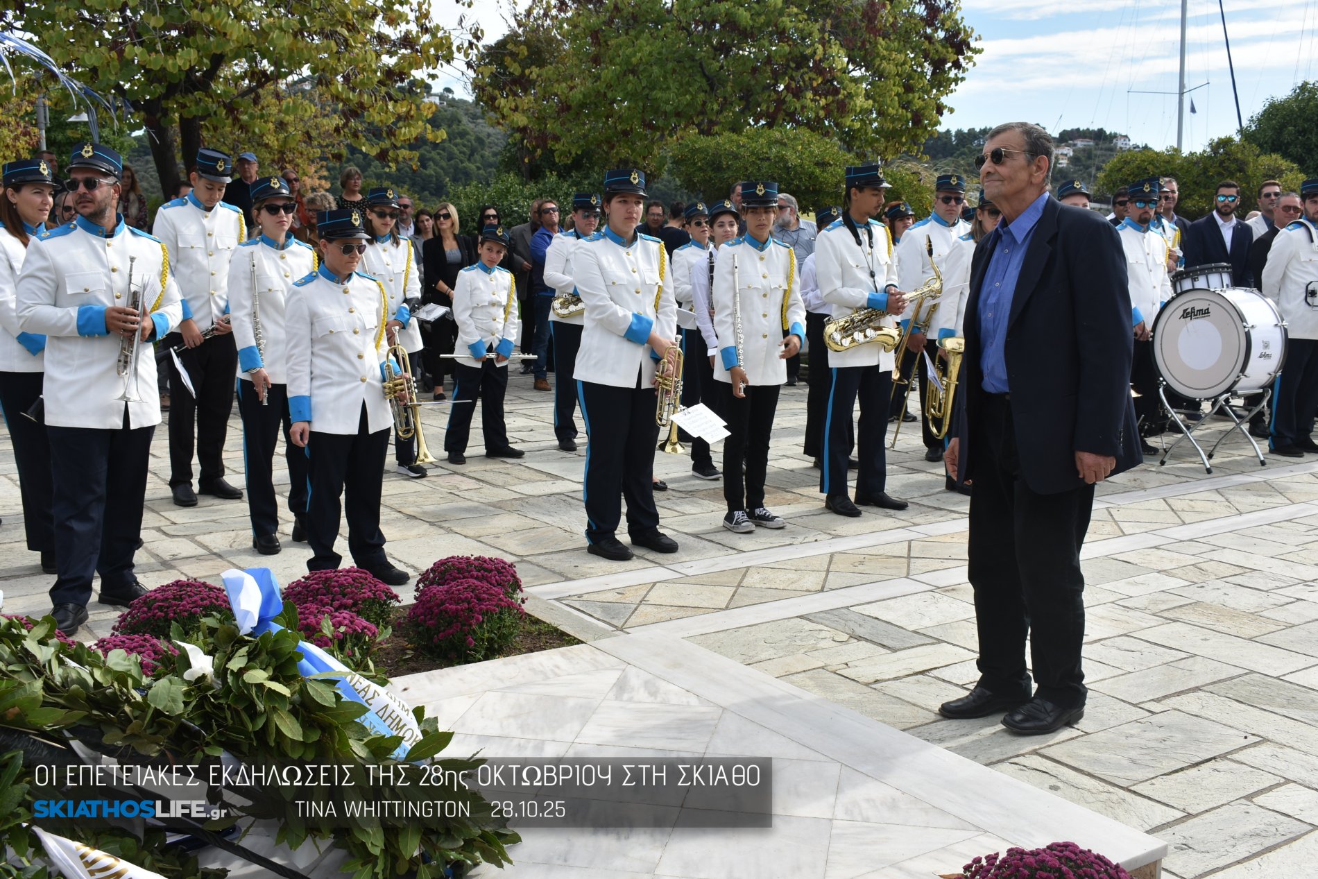 Φωτορεπορτάζ & Video από την Κατάθεση Στεφάνων στο Ηρώων της Σκιάθου