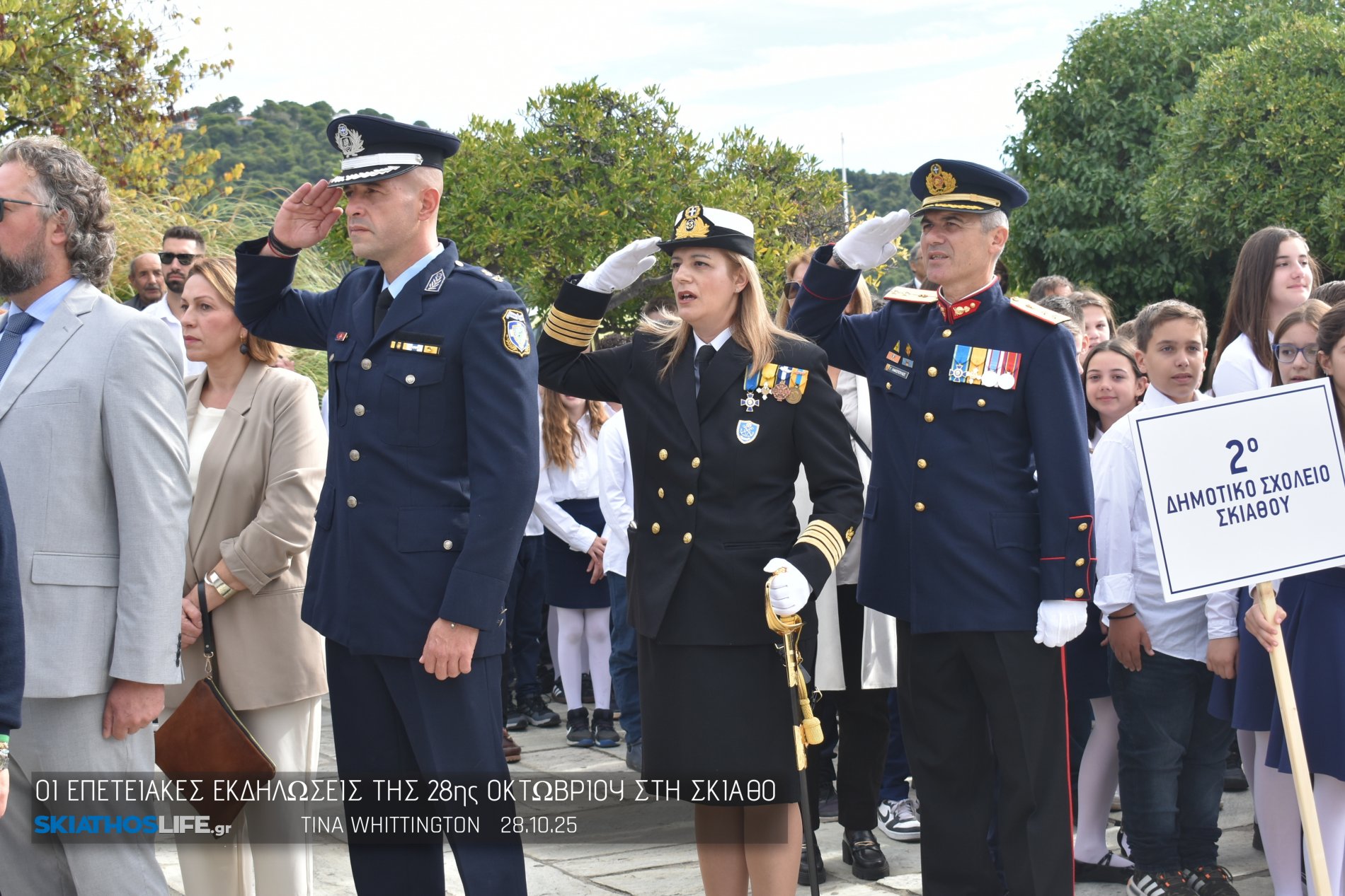 Φωτορεπορτάζ & Video από την Κατάθεση Στεφάνων στο Ηρώων της Σκιάθου