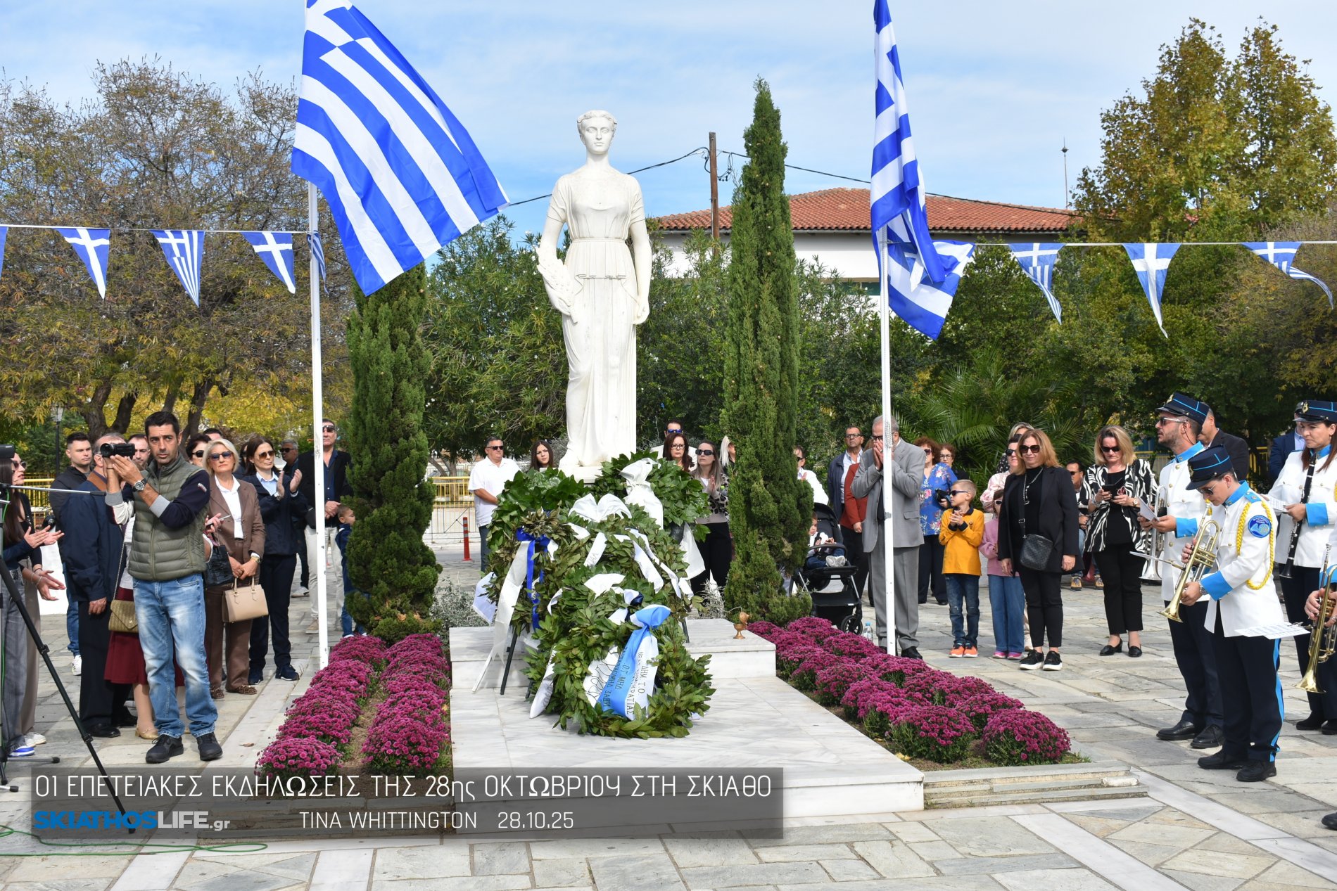 Φωτορεπορτάζ & Video από την Κατάθεση Στεφάνων στο Ηρώων της Σκιάθου