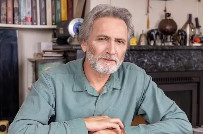 Ο Γιάννης Καλπούζος παρουσιάζει σήμερα τον «Μεθυστή» στη Σκιάθο