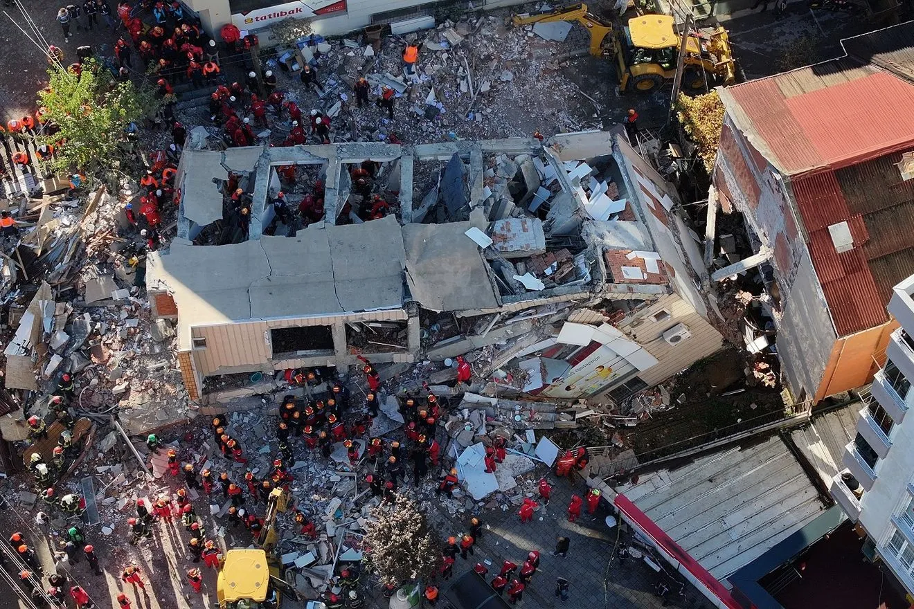 Τραγωδία στην Τουρκία: Ανασύρθηκαν νεκροί δύο ανήλικοι από τα συντρίμμια του επταώροφου κτιρίου