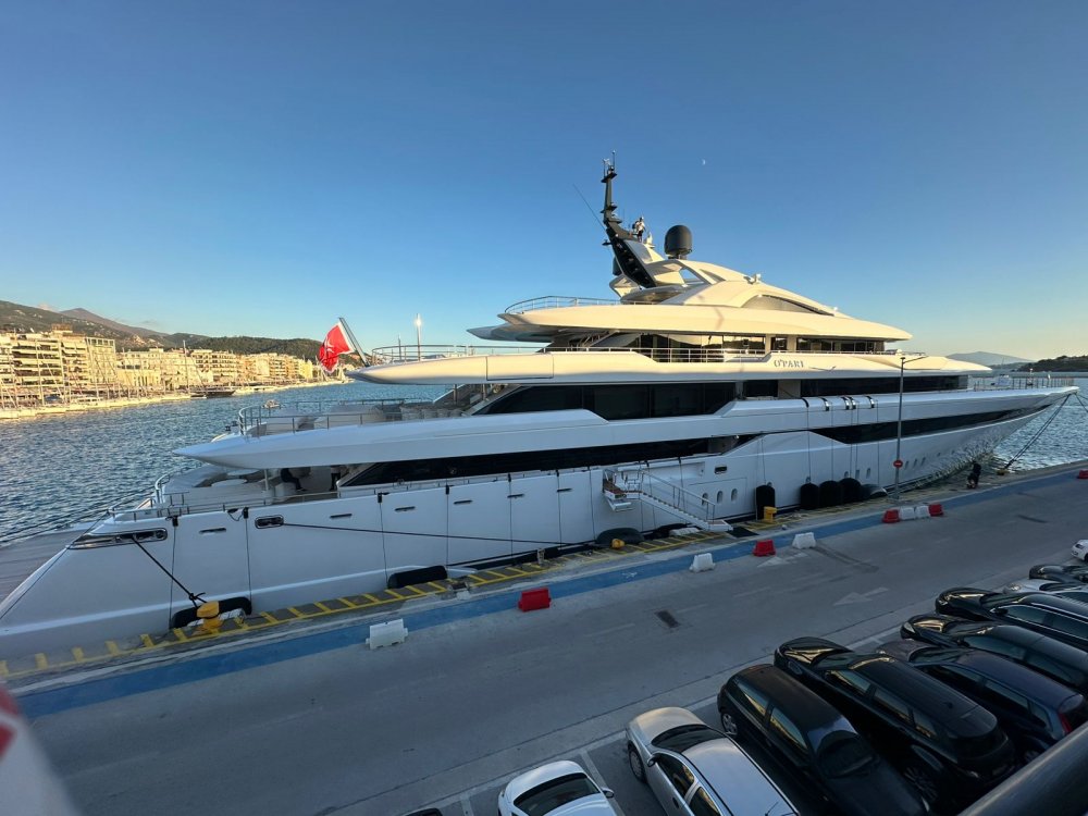 Στον Βόλο με το υπερπολυτελές γιοτ του ο Πάρης Δράγνης – Θαυμασμός και δέος