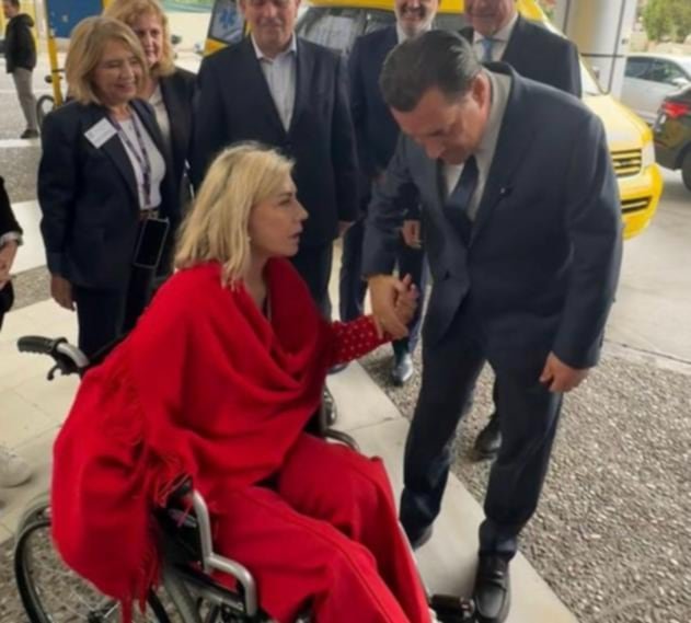 H Ζέττα Μακρή με τον Άδωνι Γεωργιάδη στο νοσοκομείο του Βόλου 