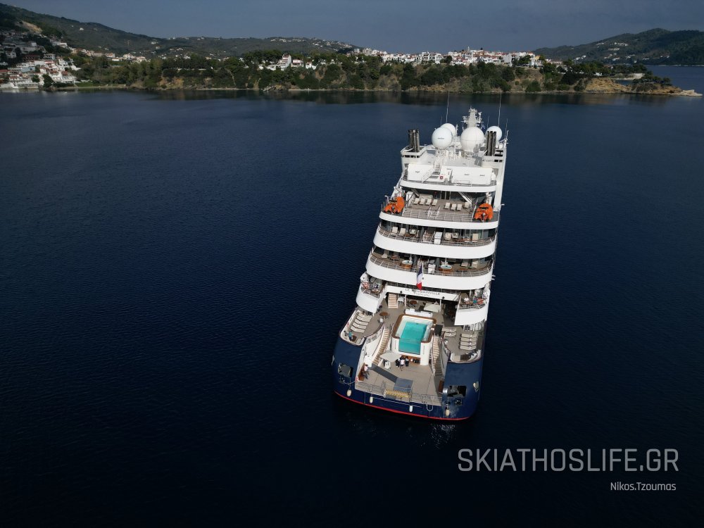 Το πολυτελές κρουαζιερόπλοιο Le Bougainville στη Σκιάθο — εντυπωσιακά πλάνα από το drone του Skiathos Life