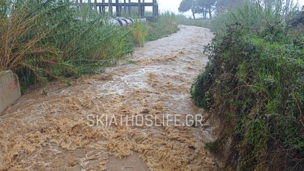 Δρόμοι ποτάμια στη Σκιάθο | Προβλήματα από την κακοκαιρία σε περιοχές του νησιού (αποκλειστικό video)