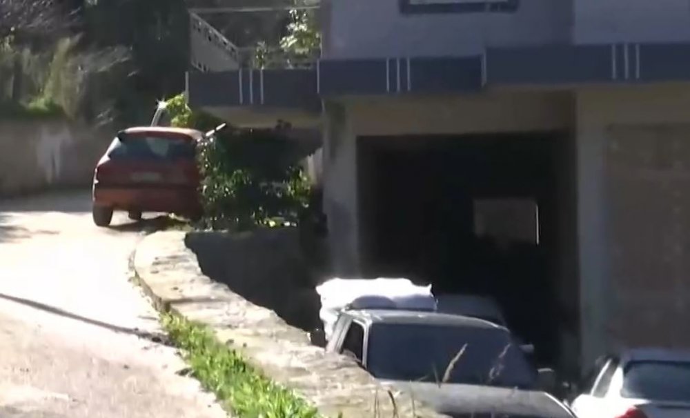 Τραγωδία στην Αχαΐα: Ο 25χρονος χτύπησε σε μπαλκόνι, ζαλίστηκε και έπεσε αγκαλιά με τον 3χρονο από την μάντρα – Αύριο η κηδεία του παιδιού