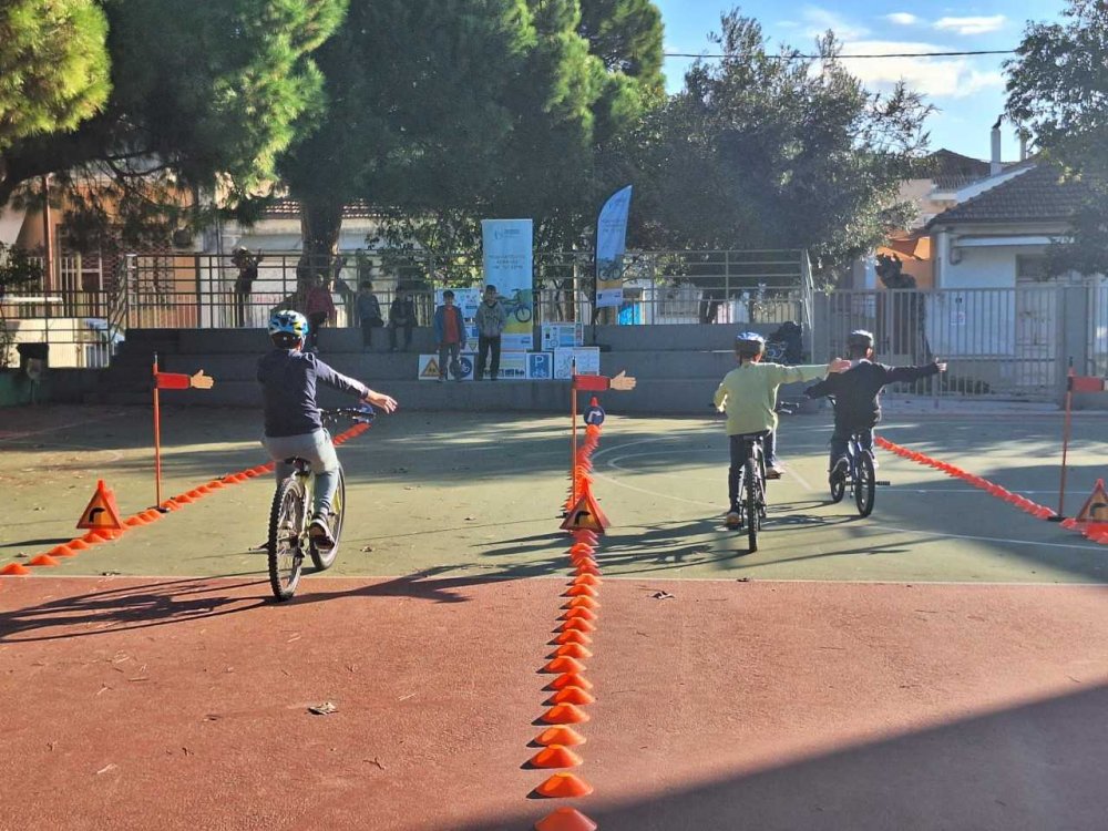 «Ποδηλατώντας ΑΣΦΑΛΩΣ με το ΕΣΠΑ» – Σε εξέλιξη το εκπαιδευτικό πρόγραμμα της Περιφέρειας Θεσσαλίας (φωτο)