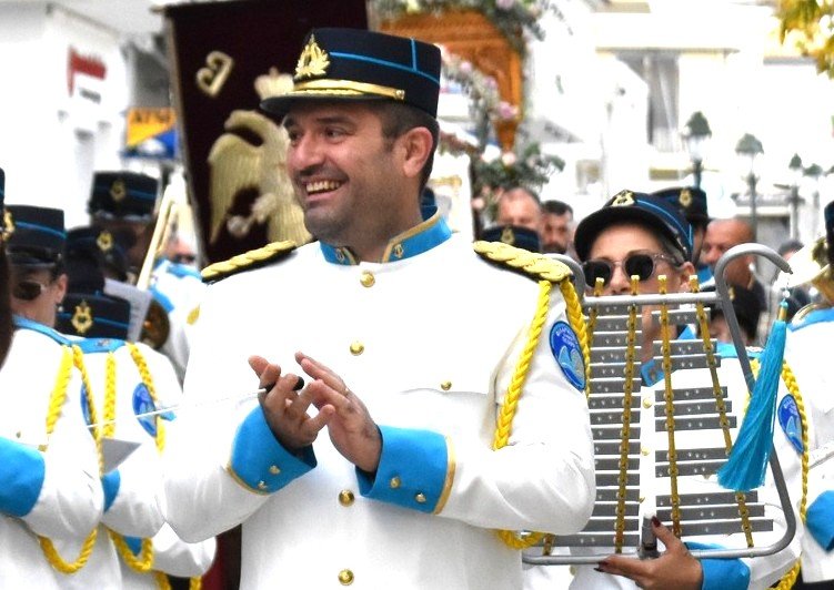 ΘΕΜΗΣ ΣΑΜΑΝΤΖΗΣ : Σήμερα της Παναγίας Εικονιστριας γιορτάζει η ψυχή και ο παλμός της Φιλαρμονικής Ορχήστρας Σκιάθου