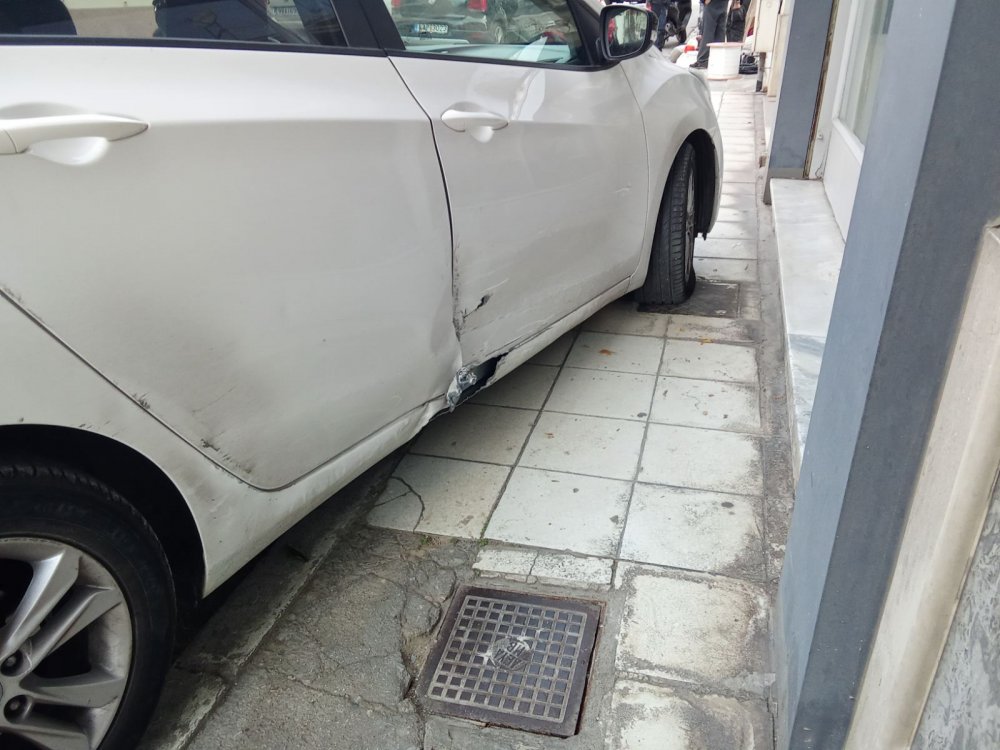 Οδηγός ΙΧ έπεσε σε ανοιχτό φρεάτιο στη Κ. Καρτάλη όπου δίπλα γίνονται εργασίες για οπτικές ίνες