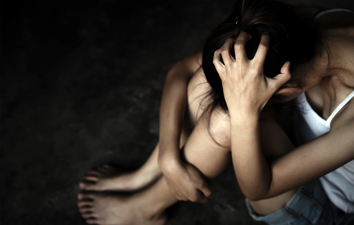 Φρίκη στο Μενίδι: 14χρονη πήγε σε αστυνομικό τμήμα με νεκρό βρέφος σε σακούλα – Τη χτύπησε άσχημα η μητέρα της και απέβαλε