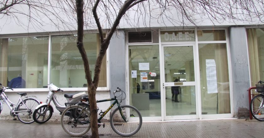 Οι εργαζόμενοι στον ΕΦΚΑ Μαγνησίας αποχαιρετούν τον Μάκη Συνάτικα που κατέρρευσε στο γραφείο του 