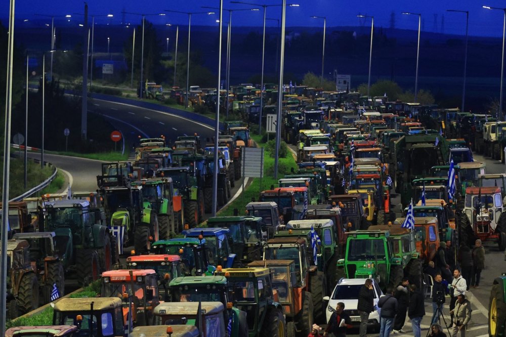 Σε θέση μάχης οι αγρότες – Ενισχύονται και διευρύνονται τα μπλόκα παρά την κακοκαιρία