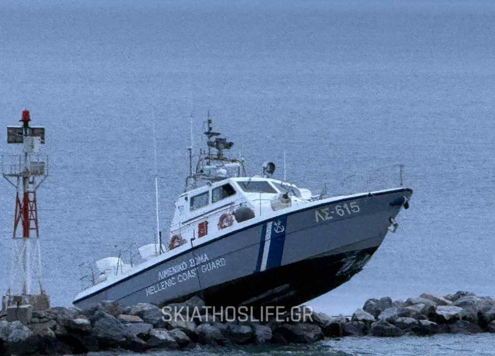 - EKTAKTO - Στα βράχια έπεσε το σκάφος του Λιμενικού που θα μετέφερε την εικόνα της Παναγίας Εικονίστριας (φωτο)