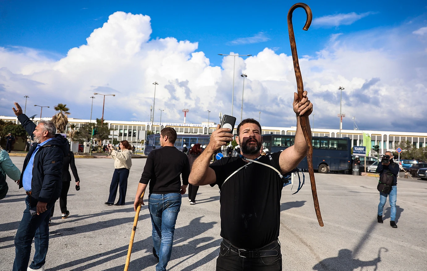 Ανεστάλη η λειτουργία του αεροδρομίου Ηρακλείου – Μπήκαν στον χώρο οι αγρότες