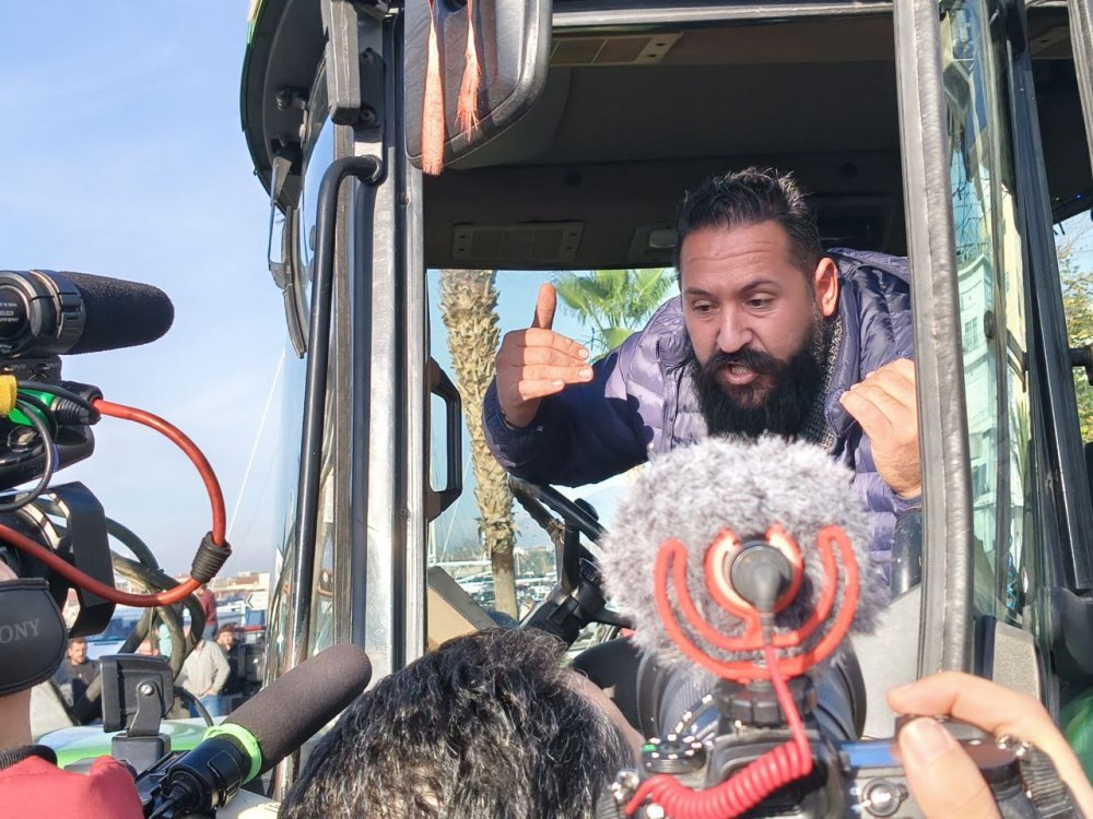 Οι αγρότες κλείνουν και την είσοδο του εμπορικού λιμανιού – “Να φύγουν οι κλούβες, να μπούμε μέσα συμβολικά “(video)