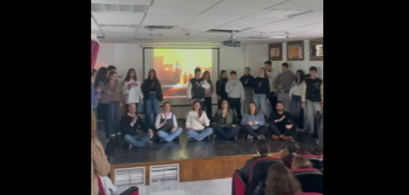 ΠΑΓΚΟΣΜΙΑ ΗΜΕΡΑ ΑΝΑΠΗΡΙΑΣ : Το Γυμνάσιο Λ.Τ Αλοννήσου τραγουδούν στη Νοηματική Γλώσσα (video)