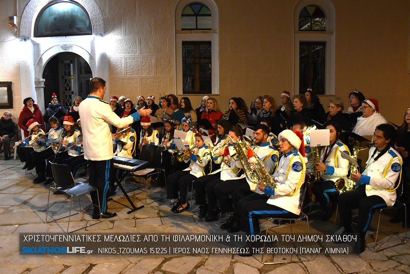 Με Χριστουγεννιάτικες μελωδίες πλημμύρισε η πλατεία της Παναγίας Λιμνιάς (φωτό&video) 