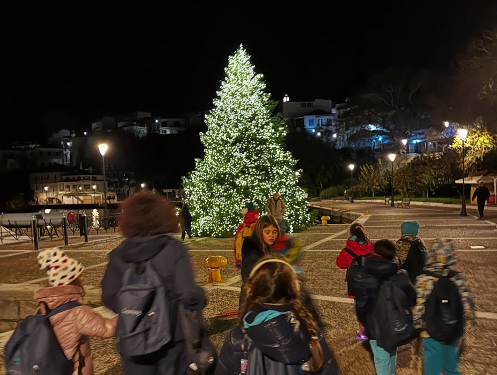 ΣΕΟ ΣΚΙΑΘΟY : Λίγες μέρες πριν από τα Χριστούγεννα, η πόλη ήταν γεμάτη φώτα, χρώματα και χαρούμενες φωνές. Όμως κάτι περίεργο είχε συμβεί…