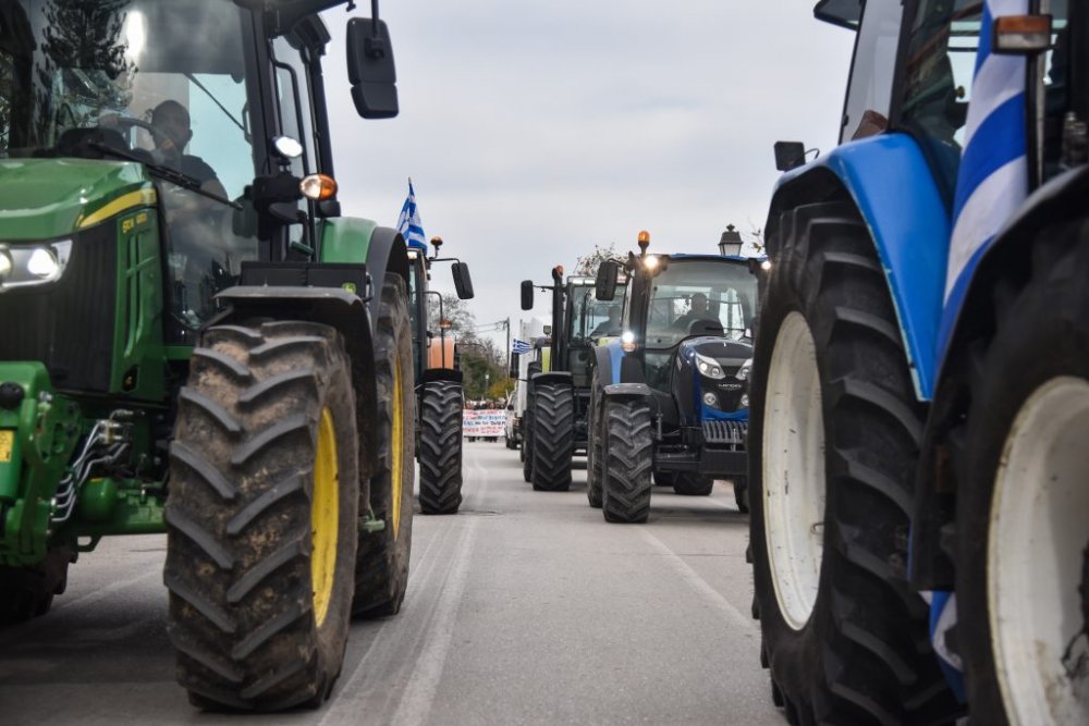 Στα μπλόκα παραμένουν οι αγρότες: Σύγχυση με τα μέτρα για το πετρέλαιο, κρίσιμη η αυριανή πανελλαδική σύσκεψη