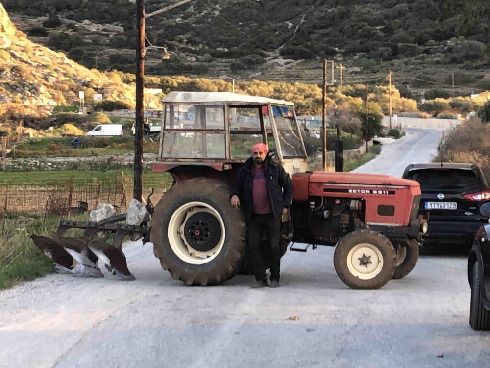 Ο μοναδικός αγρότης με τρακτέρ στο νησί της Αμοργού έκανε μπλόκο και έκλεισε τον δρόμο μόνος του