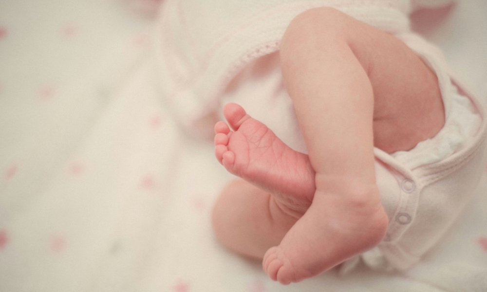 Τραγωδία με νεκρό βρέφος 5 μηνών - Κοιμόταν στο ίδιο κρεβάτι με τους γονείς του