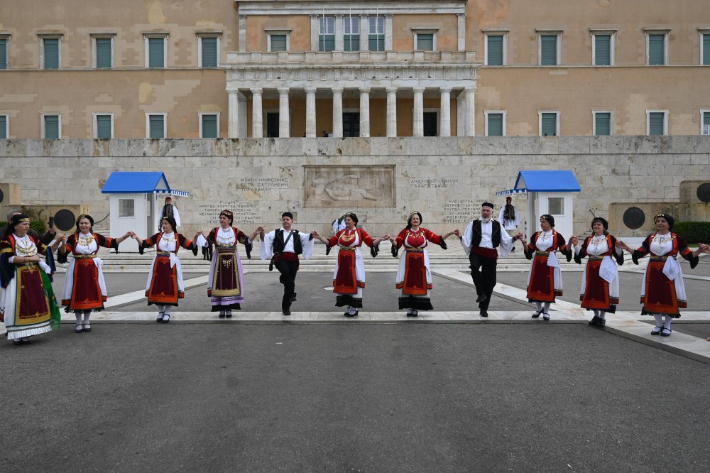 Tα 144 χρόνια από την απελευθέρωση της Θεσσαλίας τίμησαν μαζικά και με μεγαλοπρέπεια οι Θεσσαλοί της Αττικής στο Σύνταγμα (φωτο)