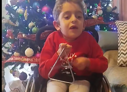 Ο Παναγιώτης Ραφαήλ λέει τα κάλαντα  και σας στέλνει μια μεγάλη αγκαλιά (video)