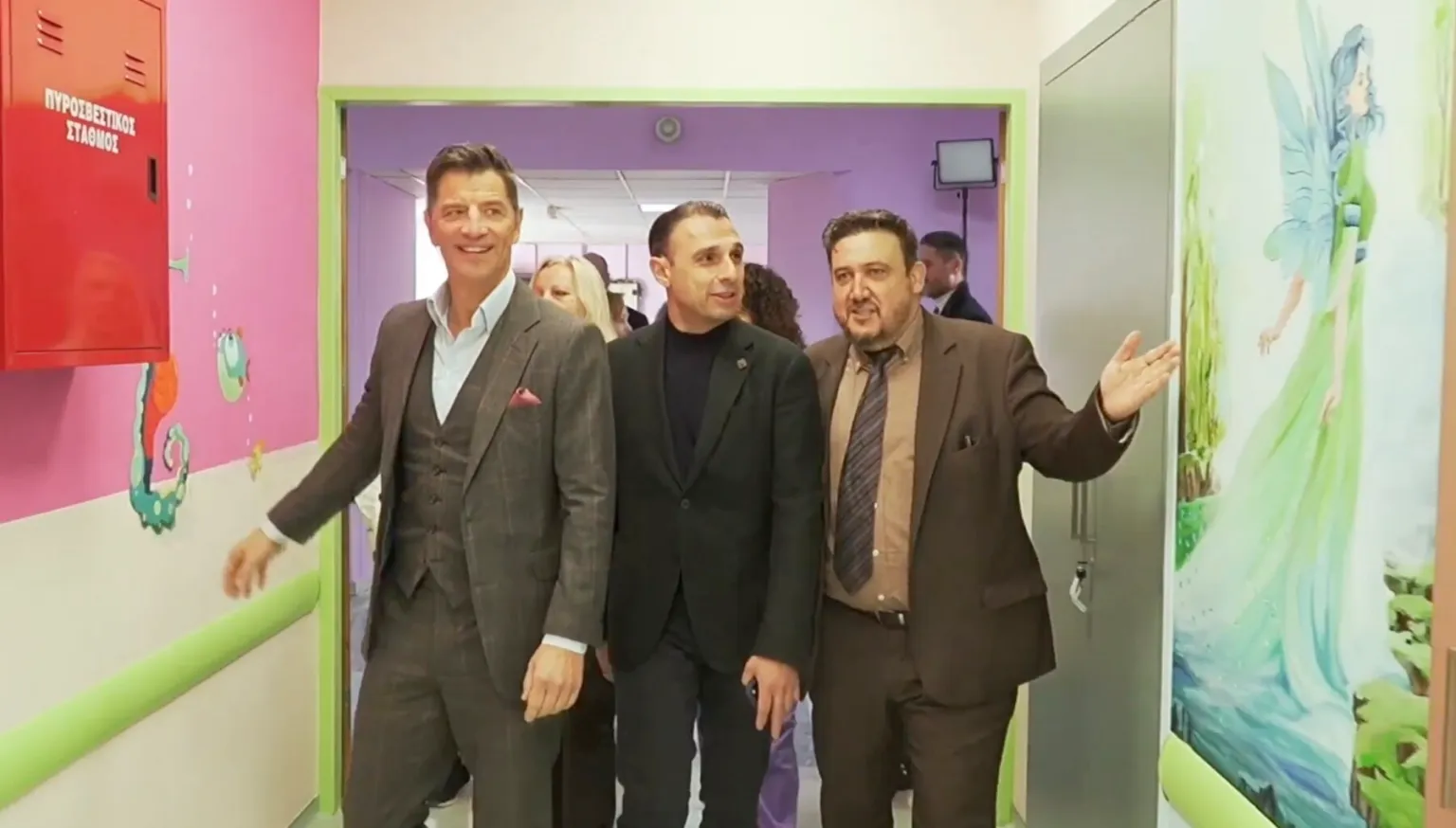 Στην παιδιατρική κλινική του Γενικού Νοσοκομείου Λάρισας ο Σάκης Ρουβάς – Δείτε φωτογραφίες