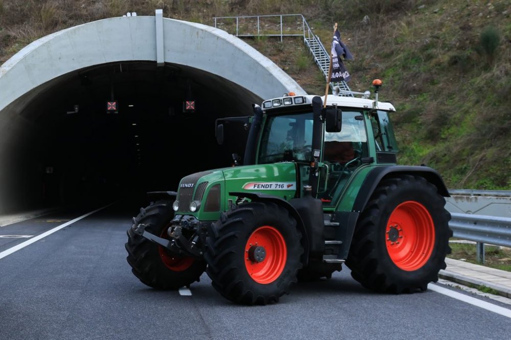 Στις 16:00 τα μπλόκα κόβουν ξανά τη χώρα στα δύο: Θα κλείσουν παράδρομοι – Εξετάζεται πανελλαδική σύσκεψη το Σάββατο