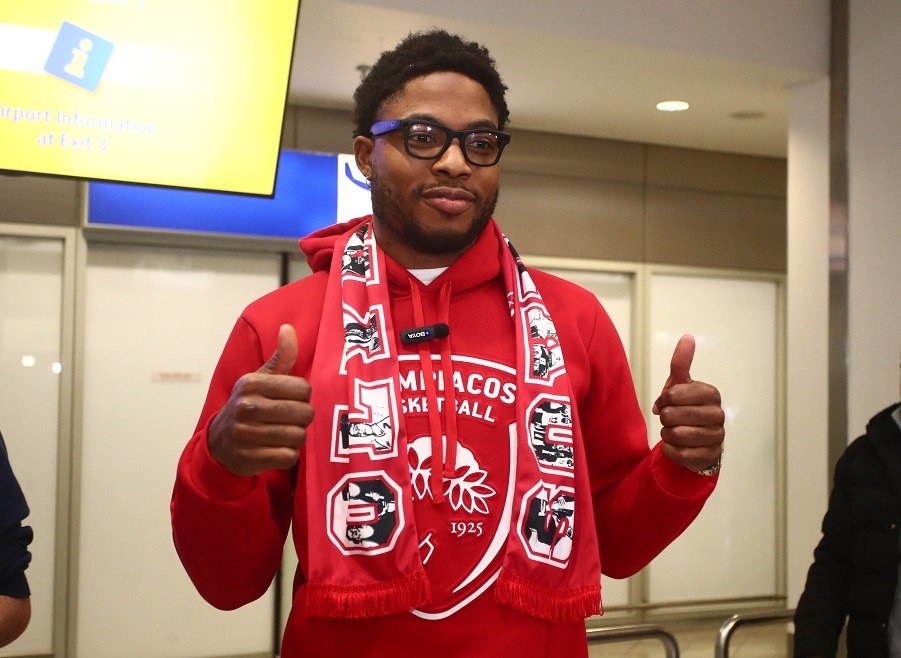 Ολυμπιακός: Έφτασε στην Ελλάδα ο Ταϊρίκ Τζόουνς: «Ενθουσιασμένος που θα δουλέψω με τον Μπαρτζώκα» (pics)