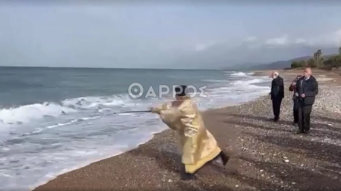 Ιερέας στη Μεσσηνία έριξε το Σταυρό στη θάλασσα με καλάμι ψαρέματος, δείτε βίντεο