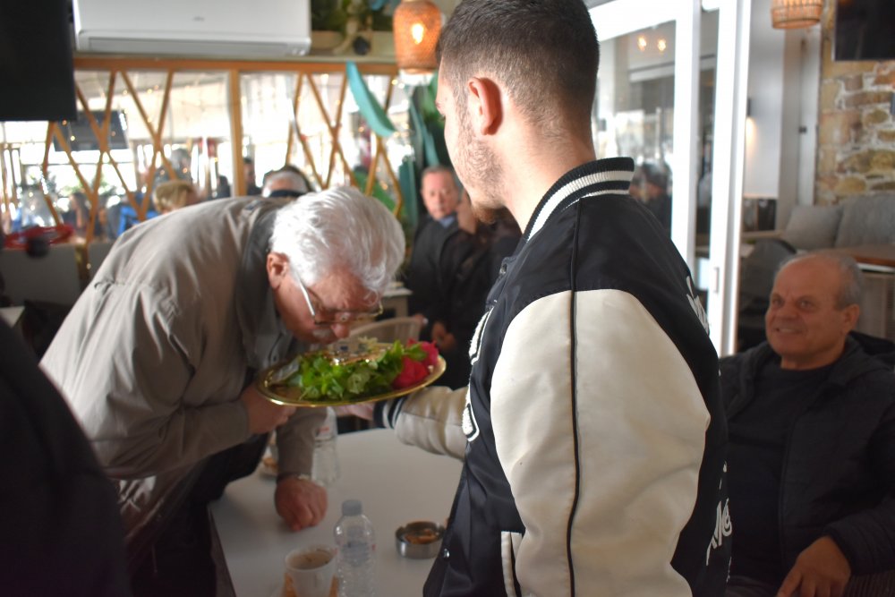 Πόρτα - Πόρτα το Τίμιο Ξύλο στη Σκιάθο από τους Κολυμβητές