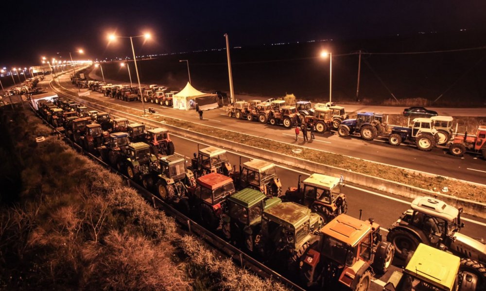 Μπλόκα αγροτών: Κλιμάκωση των κινητοποιήσεων αποφασίζουν οι αγρότες - Οργή από τις εξαγγελίες