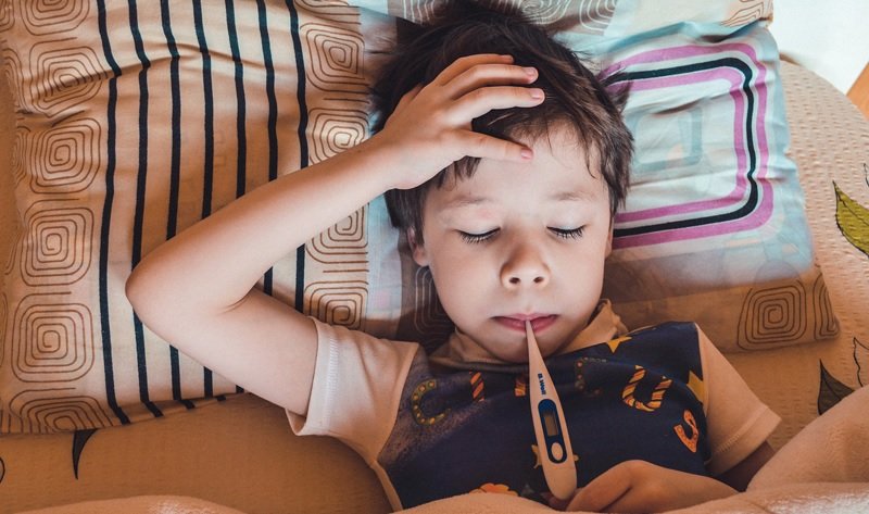 Επάνοδος στα θρανία και στις ιώσεις: «Σαρώνουν» γρίπη, RSV και κορονοϊός – Πότε να ανησυχήσουν οι γονείς