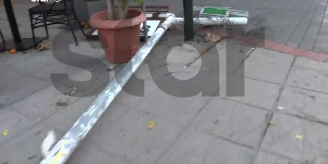 Σοκ στα Πατήσια: Ξεκόλλησε ο σταυρός φαρμακείου και έπεσε πάνω στο κεφάλι 15χρονης μαθήτριας