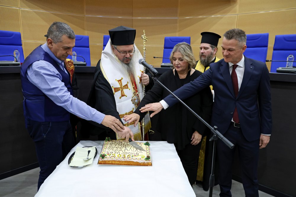 Το Περιφερειακό Συμβούλιο έκοψε την πρωτοχρονιάτικη πίτα του