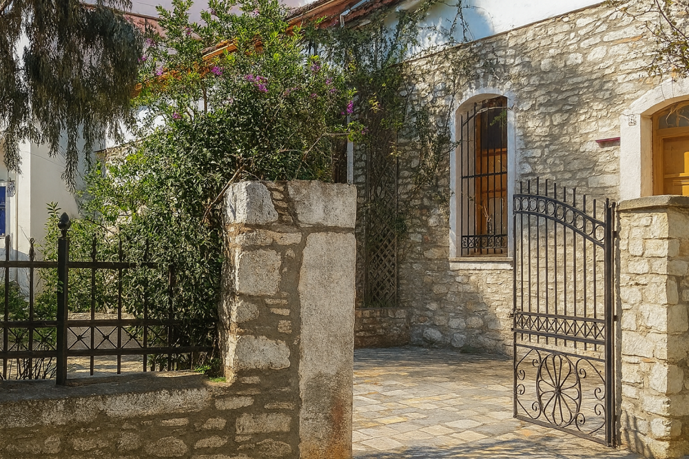 Χωρίς ποδαρικό... και ευχές το 1ο Δημοτικό Συμβούλιο Σκιάθου για το 2026