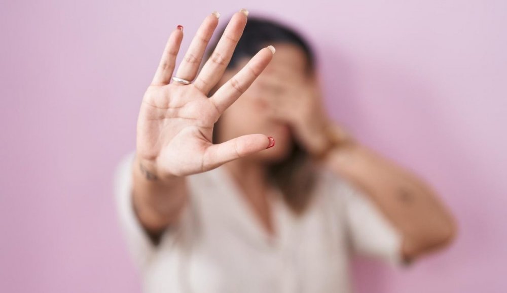 Λαμία: Την πλάκωσε στα χαστούκια και απειλούσε ότι θα τη σκοτώσει