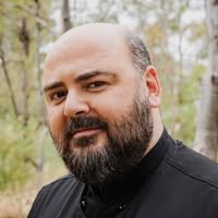 Η εποχή μας θέλει να κάνει τον θάνατο “καθαρό”, “τεχνικό”, “υγιεινό”, χωρίς σώμα, χωρίς μνήμη, χωρίς χώμα, σαν logistics | γράφει ο π. Λίβυος