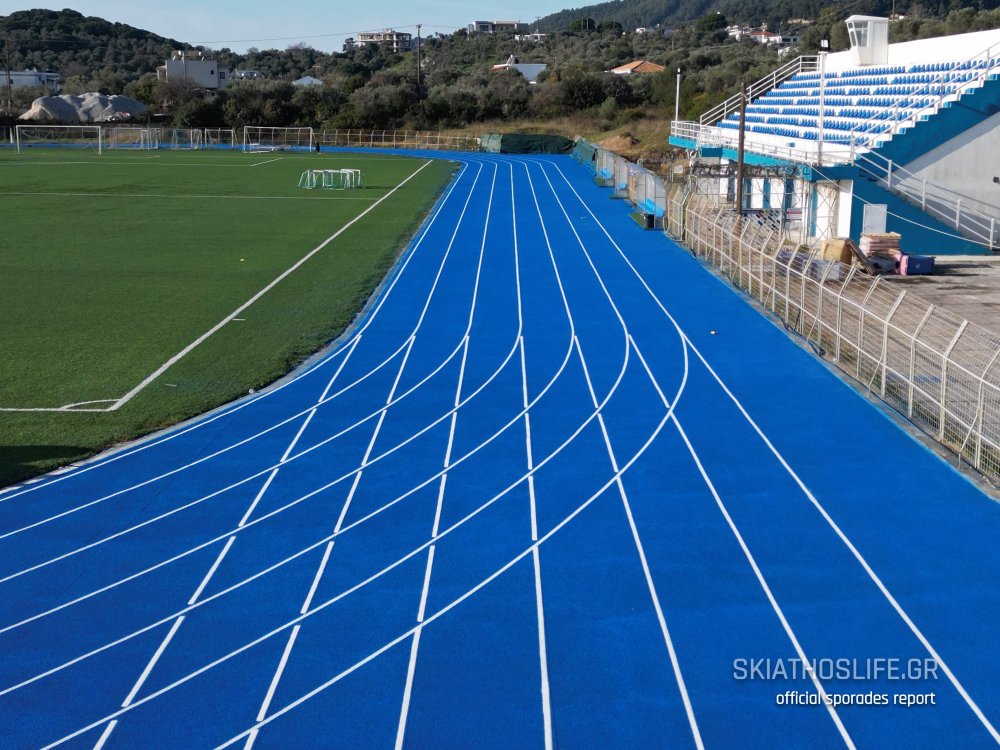 Ολοκληρώνεται η διαγράμμιση του νέου συνθετικού τάπητα (ταρτάν) στο Δημοτικό Στάδιο Σκιάθου
