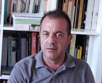 ΣΚΕΦΤΟΜΑΙ & ΓΡΑΦΩ με λίγα λόγια…..