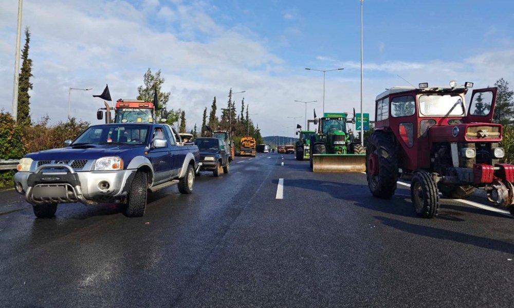 Αποχώρησαν με τα τρακτέρ οι αγρότες από το μπλόκο των Μικροθηβών