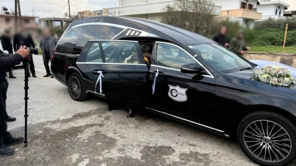 Ηράκλειο: Γαμπρός πήγε στην εκκλησία με… νεκροφόρα! (photos)