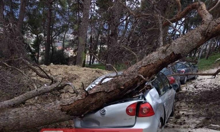 Καταστροφές στην Πάτρα από τους θυελλώδεις ανέμους: Ζημιές σε κτίρια και αυτοκίνητα - Βίντεο