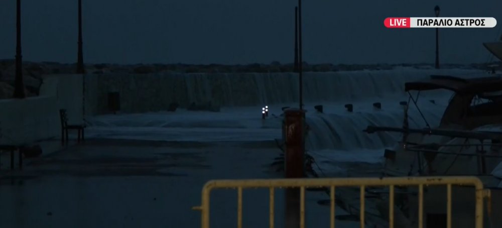 Λιμενικός ανασύρθηκε χωρίς τις αισθήσεις του από τη θάλασσα στο Παράλιο Άστρος