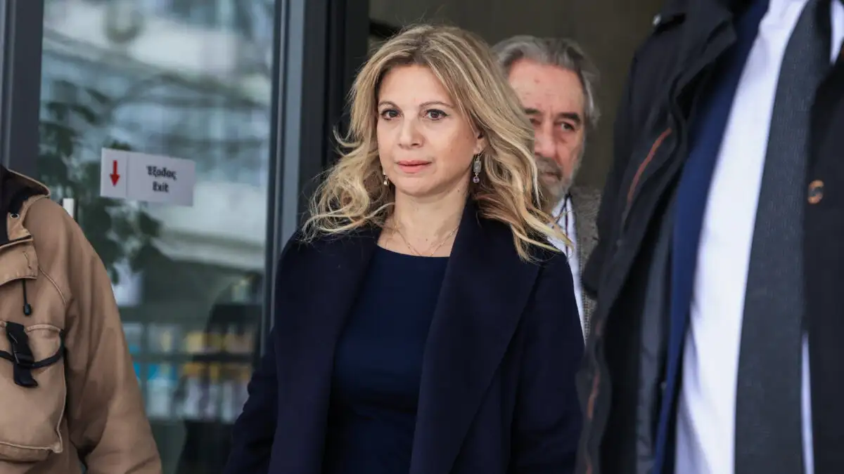 Μαρία Καρυστιανού: από την Κοκκινοσκουφίτσα στον κακό λύκο | του Λευτέρη Βιολέττα