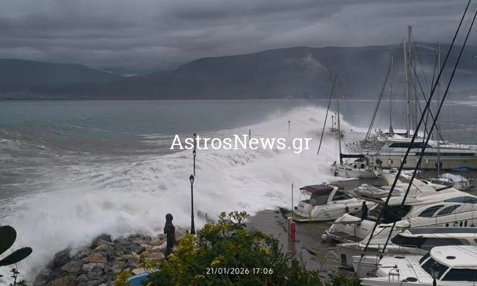 Άστρος: Η στιγμή που τεράστια κύματα παρασύρουν τον 52χρονο λιμενικό - Βίντεο ντοκουμέντο