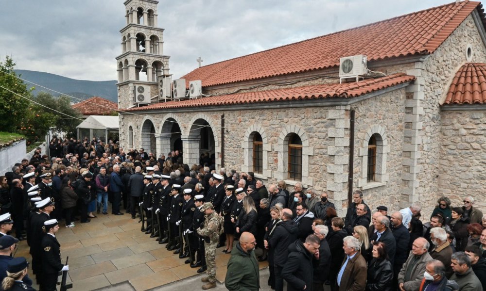 Άστρος: Θρήνος στην κηδεία του λιμενικού - Πρόταση Κικίλια να «υιοθετήσει» η Βουλή το παιδί του