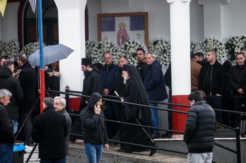 Τραγωδία στο εργοστάσιο Βιολάντα: Θρήνος και οδύνη στις κηδείες των τριών γυναικών - Τραγικές φιγούρες τα παιδιά τους [εικόνες και βίντεο]